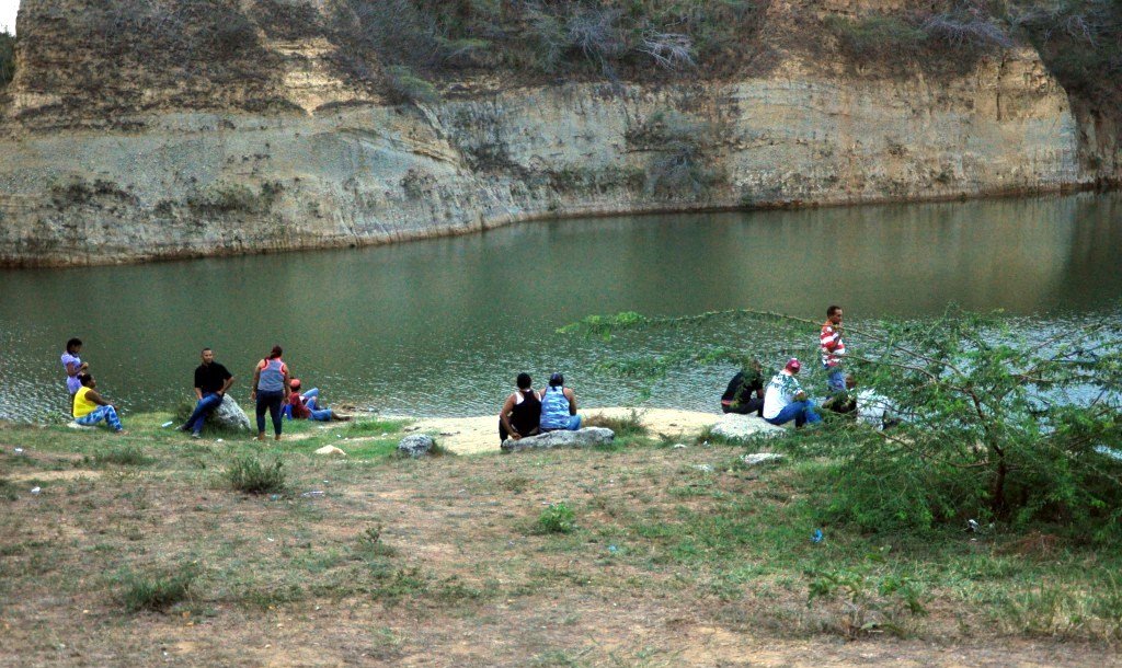 Familiares y amigos esperan noticias del joven ahogado